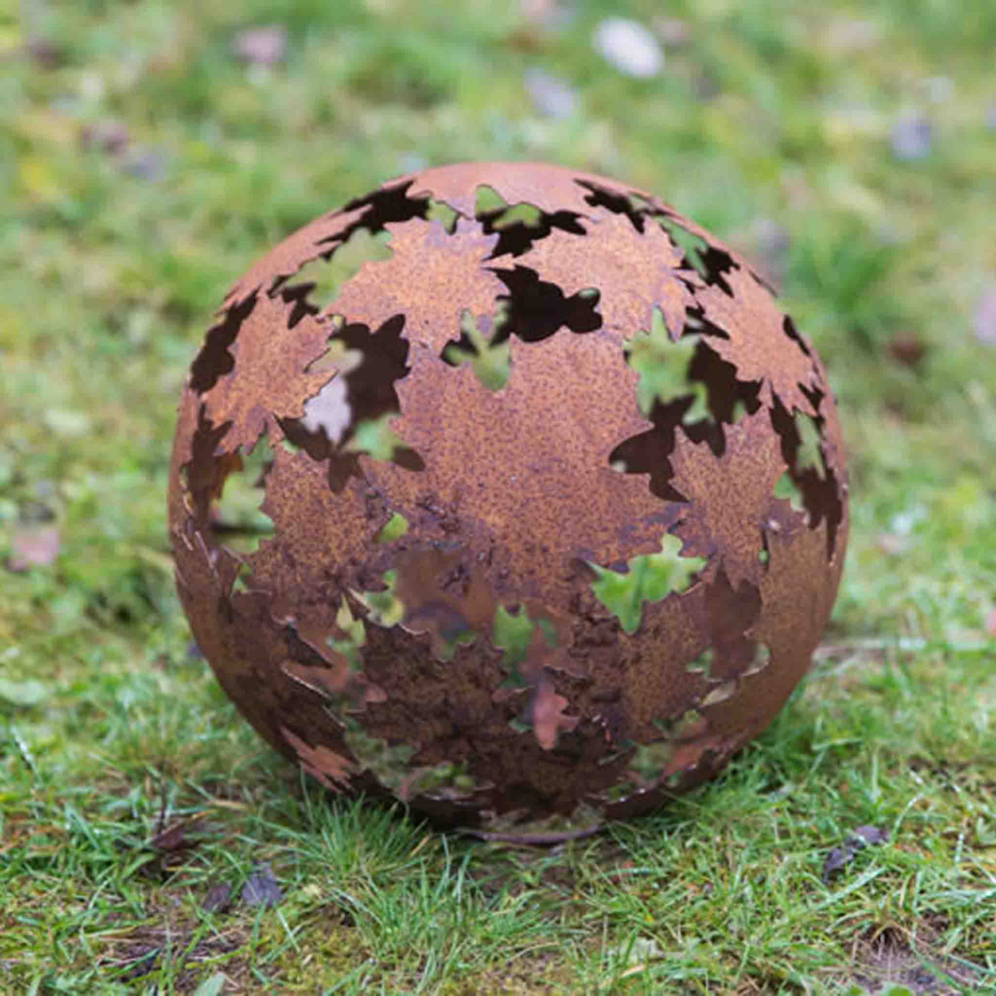 Herbstliche Metall Gartenkugel - stilvolle Edelrost Dekoration fĂŒr Ihren AuĂenbereich