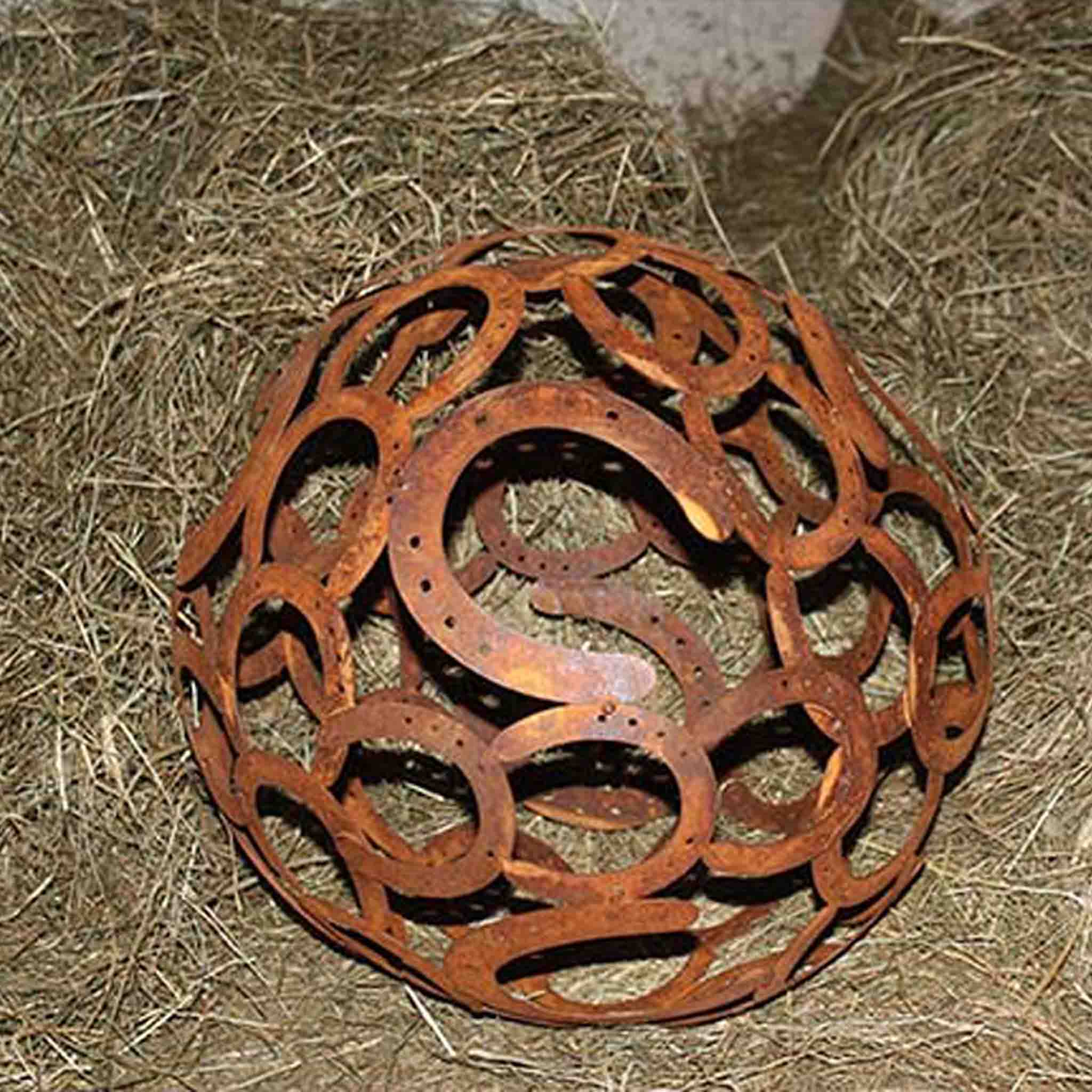 Rostige Hufeisen-Kugel, Edelrost Metalldeko für Garten, einzigartige Gartengestaltung, Hufeisen Kunstobjekt