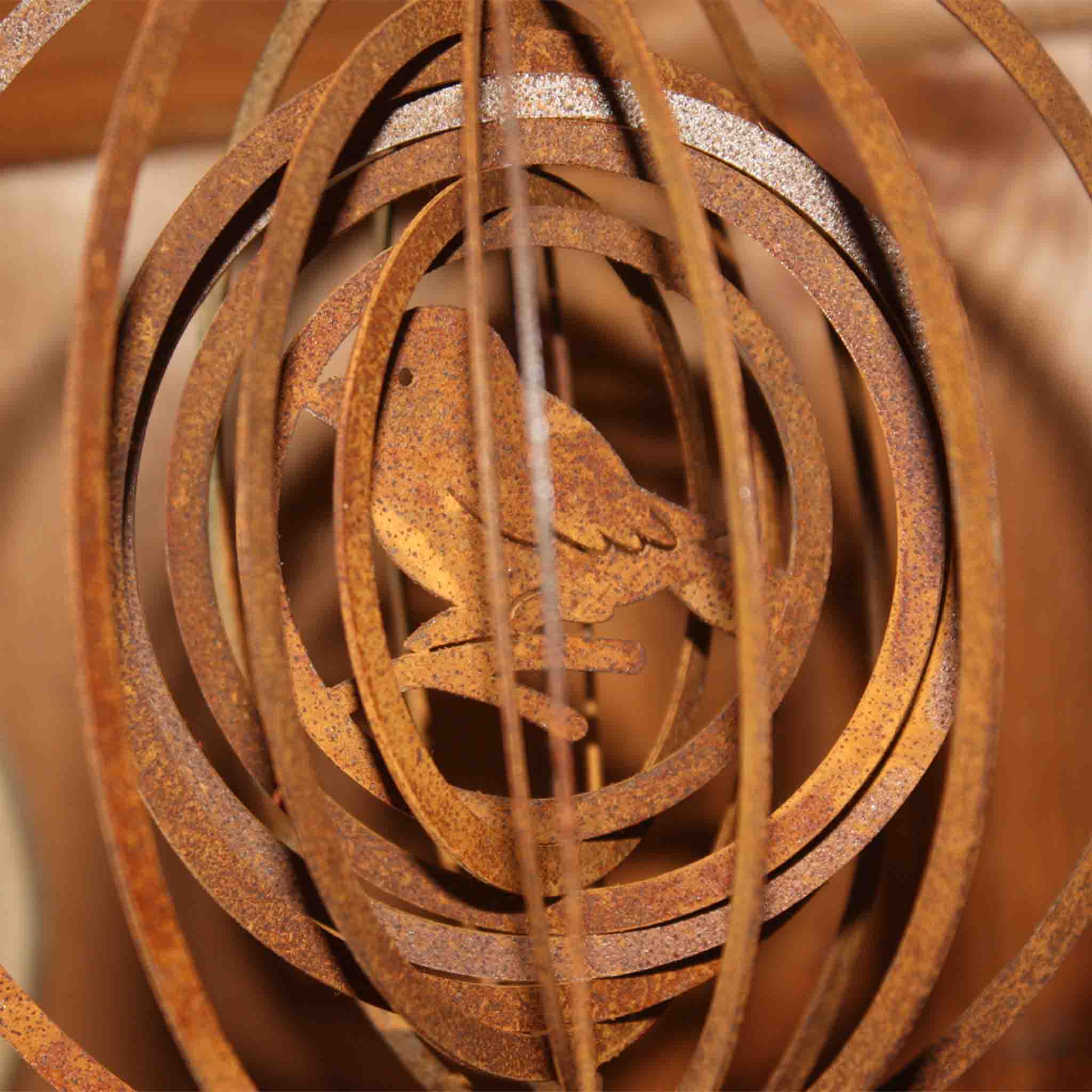 Stilvolle Windspiel-Metall-Deko: edelrost Vogel-Windspiel für Terrassen und Outdoor-Bereiche