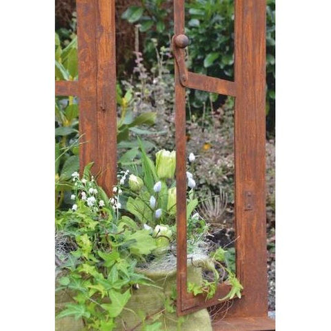 Gartendeko Rost Fenster aus Metall als freistehende Garten Skulptur. Die Fensterflügel können geöffnet werden.