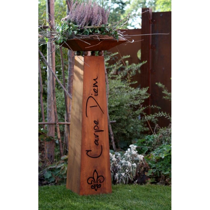 Dekorative Carpe Diem Säule von Rostikal - Handgefertigte Gartendeko aus Metall für eine charmante Ergänzung im Grünen.
