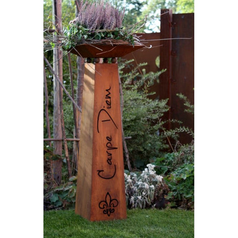Dekorative Carpe Diem Säule von Rostikal - Handgefertigte Gartendeko aus Metall für eine charmante Ergänzung im Grünen.