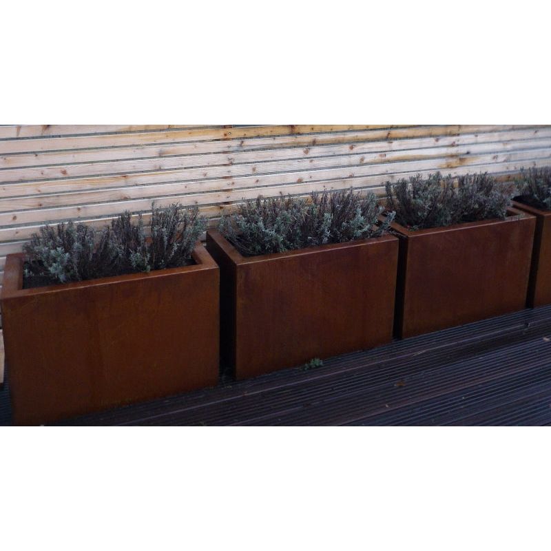 Rostiger Pflanzkübel aus Metall als wetterbeständige und handgefertigte Gartendeko mit natürlicher Patina und rustikalem Charme.