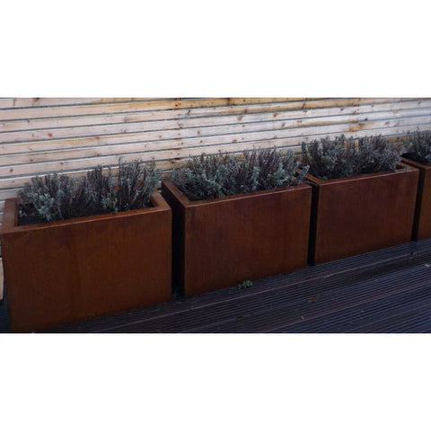 Rostiger Pflanzkübel aus Metall als wetterbeständige und handgefertigte Gartendeko mit natürlicher Patina und rustikalem Charme.