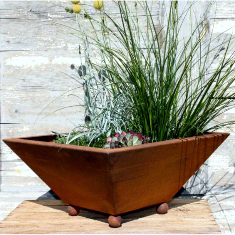Konische Rost-Deko Blumenschale, 40 x 40 cm, 15 cm tief, schlichtes Design, für den perfekten Hingucker auf Ihrem Balkon.