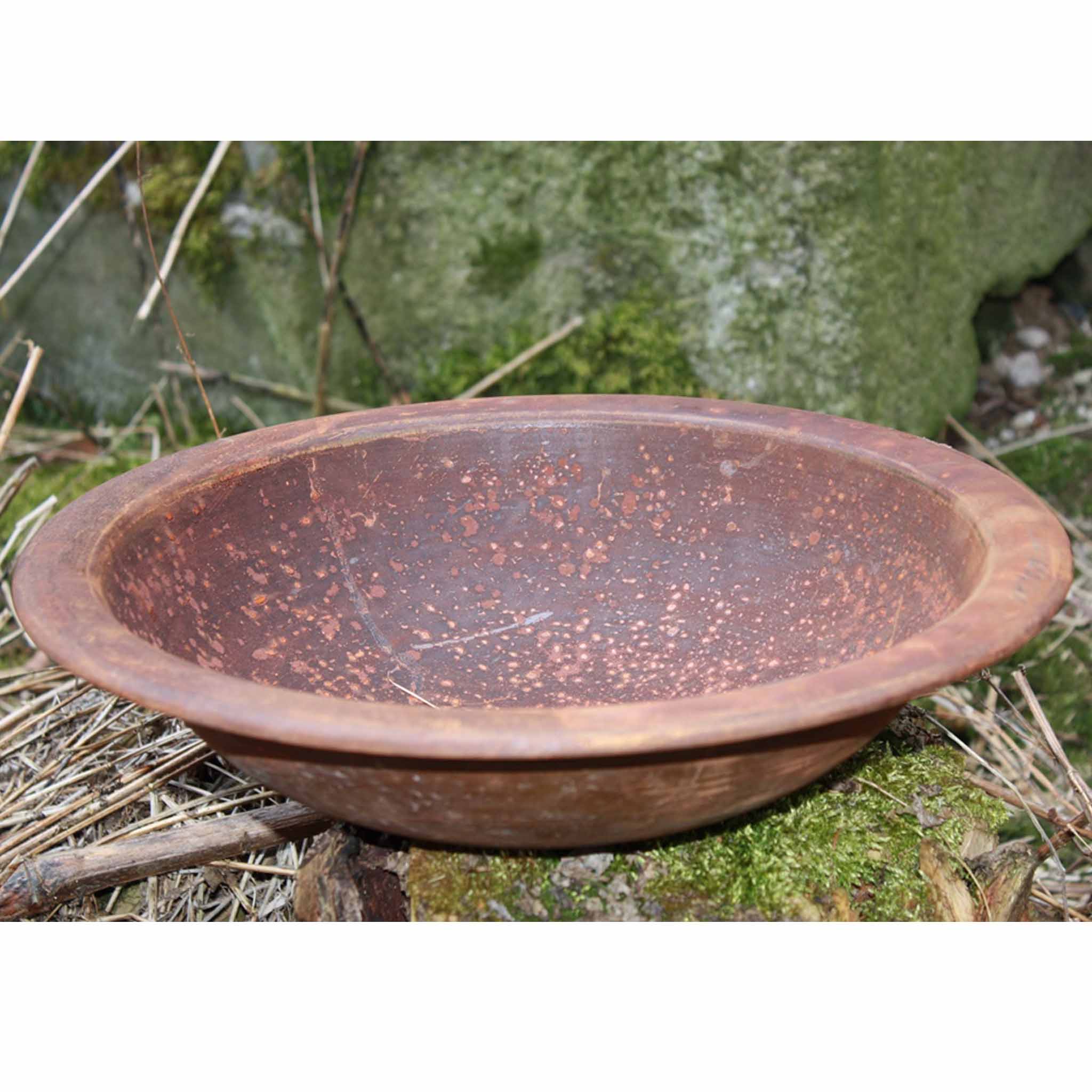 Rostige Pflanzschale aus Metall für den Garten oder die Verwendung im Innenbereich