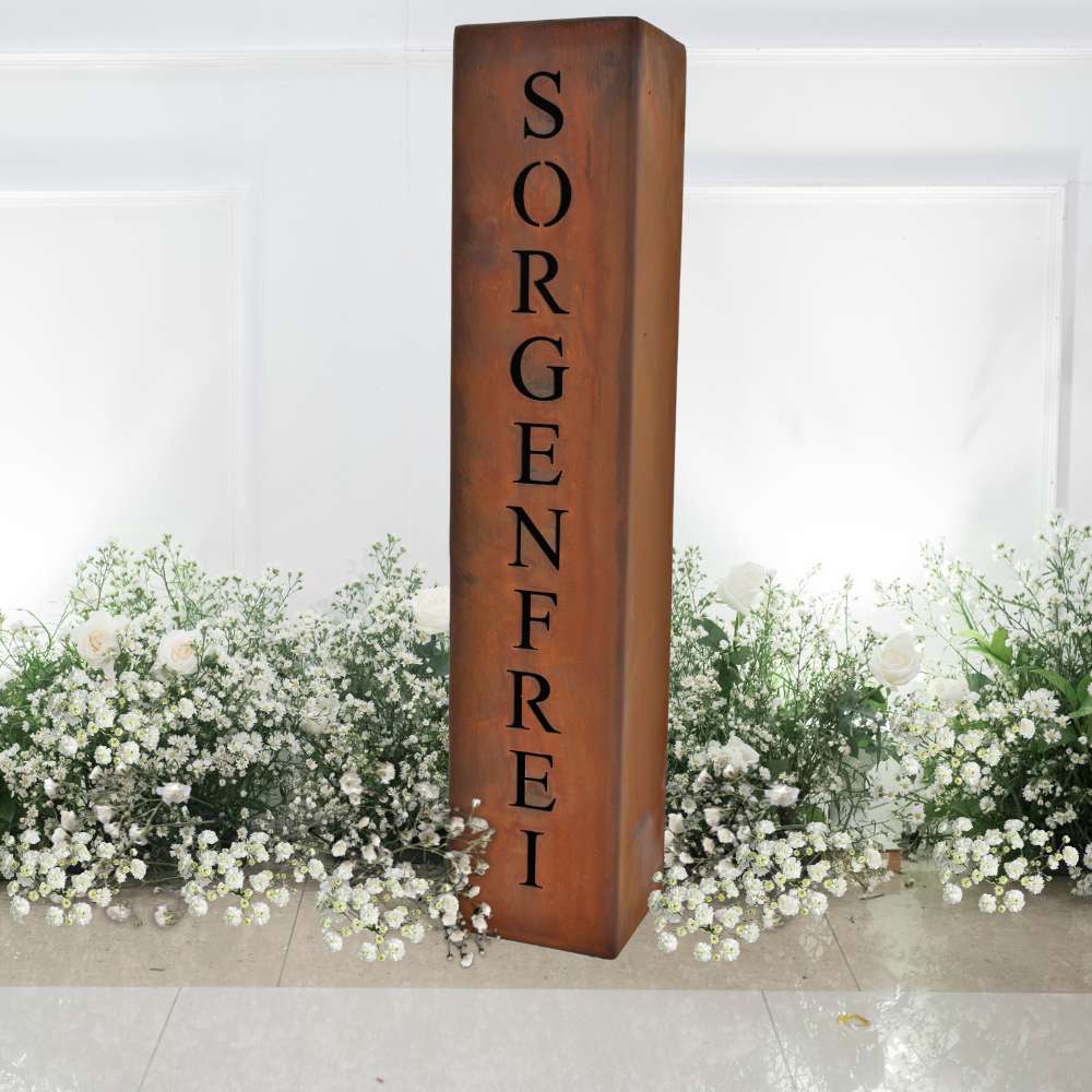 Entscheiden Sie sich aus drei verfügbaren Größen für Ihre personalisierte Metallsäule aus Edelrost.