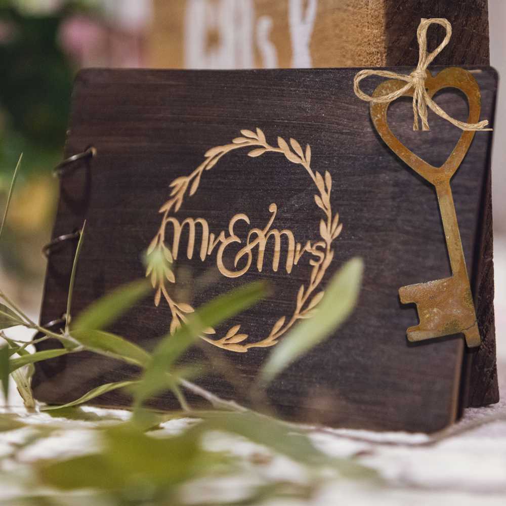 Eleganter vintage Schlüsselanhänger aus rostigem Metall mit Herz als charmante Ergänzung für Ihr Wohnzimmer und den Garten.