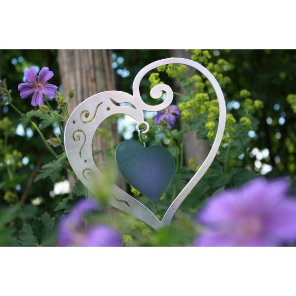 Gestalten Sie mit dem bezaubernden Edelstahl Herz Deko Anhänger Ihr Haus und den Garten  - als Fensterdeko hängend oder als Terrassen Dekoration