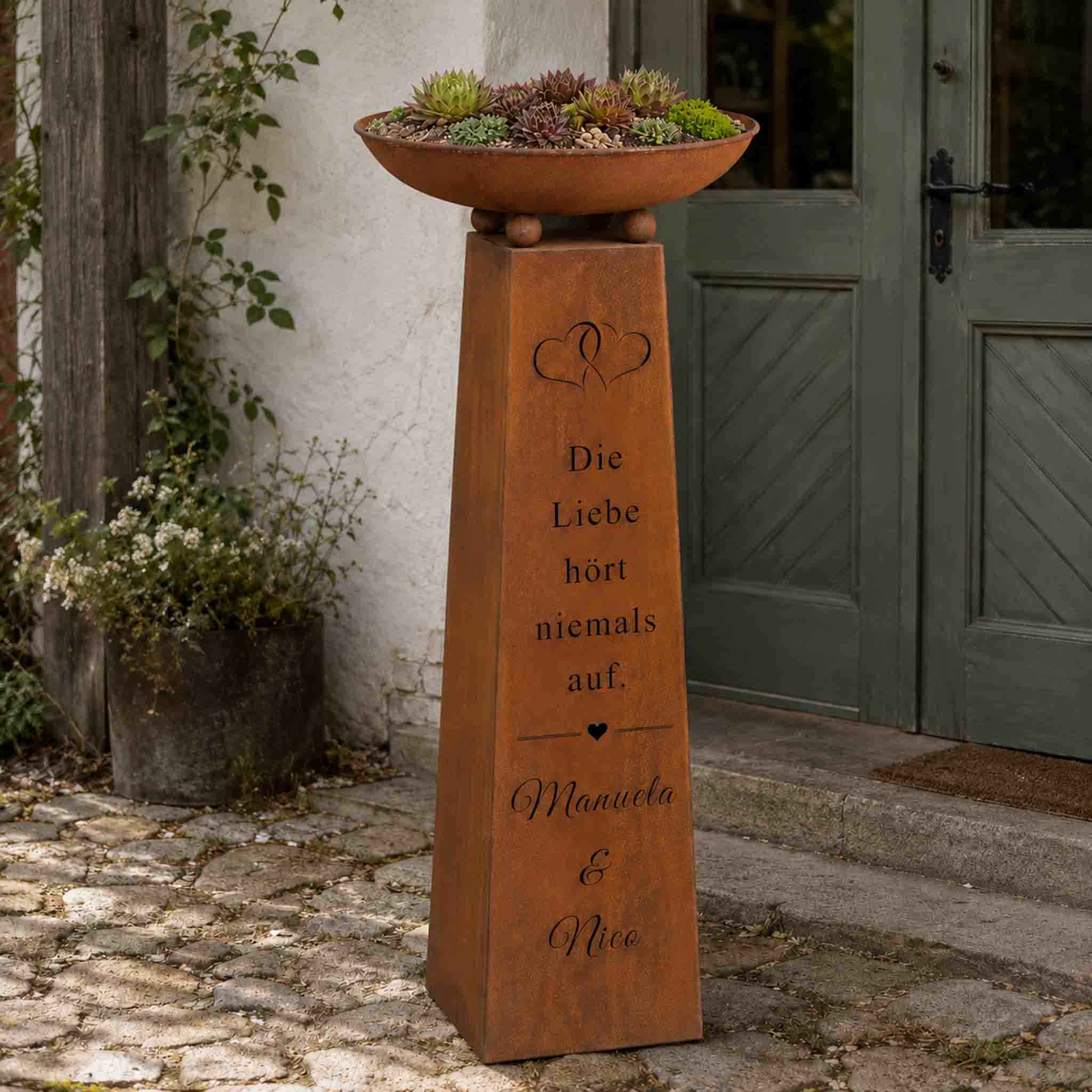 Edelrost Hochzeitssäule „Die Liebe hört niemals auf" – Cortenstahl Säule mit Pflanzschale