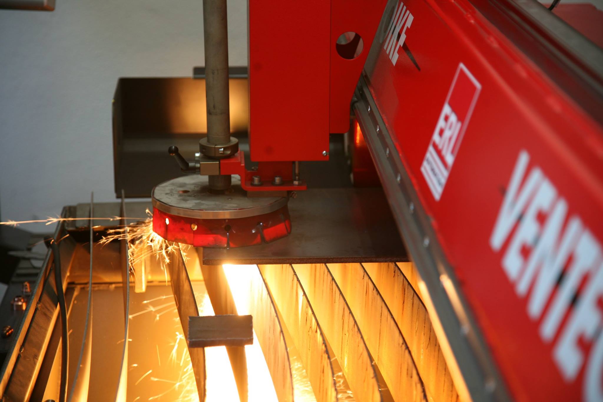 Plasmaschneider beim Schneiden eines Blechs für eine Metall Deko Sonderanfertigungen.