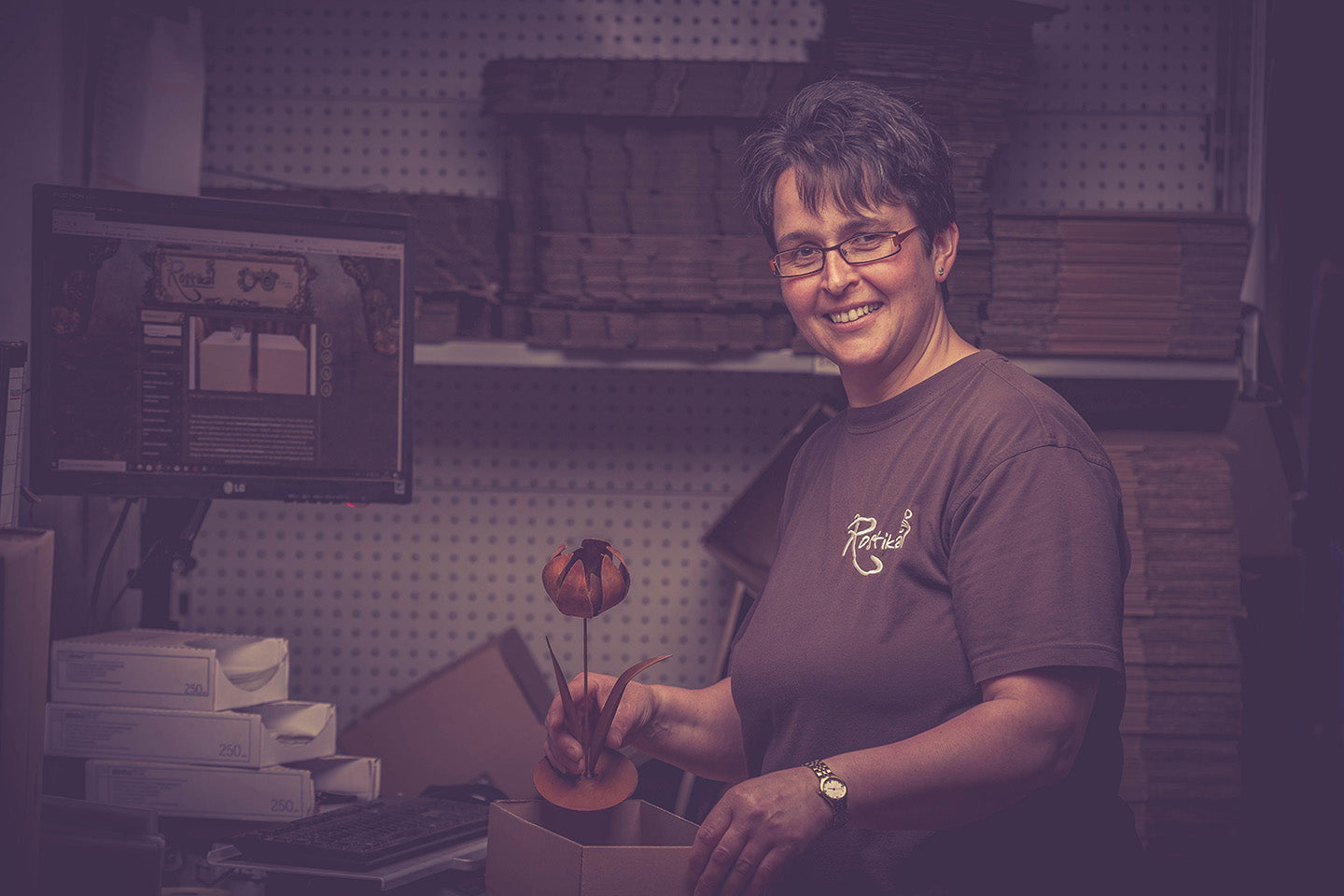Anita aus der engagierten Versandabteilung von Rostikal verpackt sorgfältig eine Rost-Deko-Tulpe für den sicheren Versand"