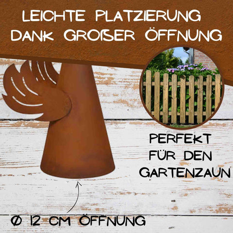 Rostige Blechfigur in Hahnform, Ø 12 cm große Öffnung zur einfachen Platzierung auf Zäunen, handgefertigt und ideal als Gartendeko.