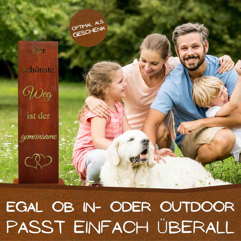 Rost Hochzeitsschild „Der schönste Weg ist der gemeinsame“ als Gartendeko – Geschenkidee, Outdoor aufgestellt neben Familie mit Kindern