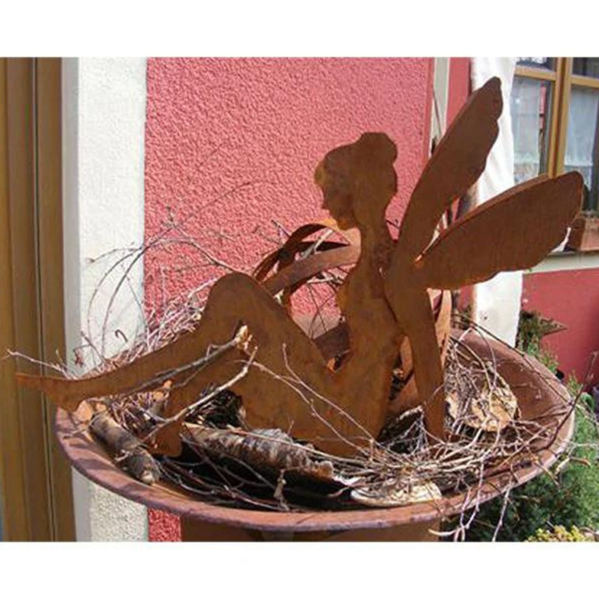 Edelrost-Fee als Gartenornament, wetterfeste Metalldekoration für eine individuelle und stilvolle Gartengestaltung.