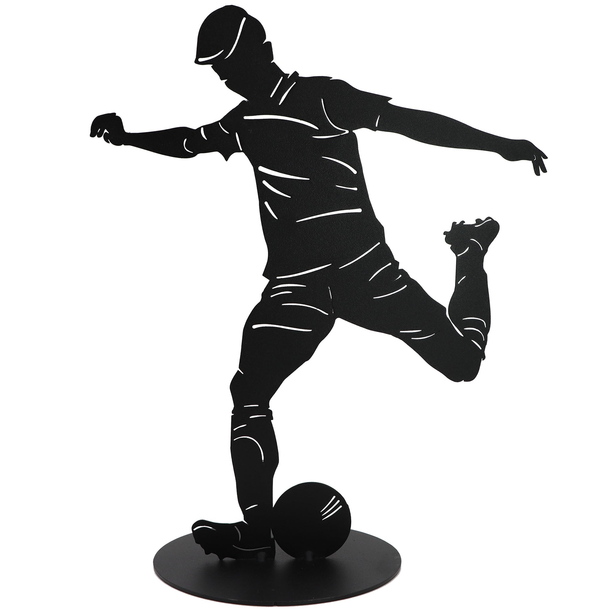 Schwarze, matt pulverbeschichtete Fußball Skulptur aus Metall, zeigt einen dynamischen Fußballspieler in Aktion mit einem Ball am Fuß. Die Figur steht stabil auf einer runden Bodenplatte und ist sowohl für Innen- als auch Außenbereiche ideal geeignet.