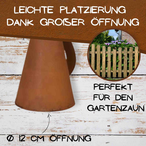 Detailaufnahme eines edelrost Zaunhockers in Katzenform, Ø 12 cm große Öffnung zur einfachen Platzierung auf dem Gartenzaun, perfekt als dekoratives Gartenaccessoire