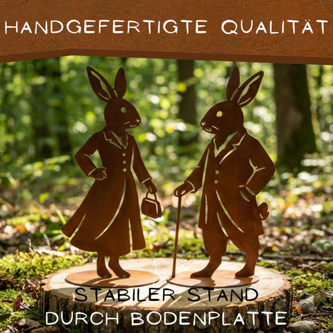 Edelrost Hasenfiguren aus Cortenstahl mit Bodenplatte – Sir Hopps & Lady Leaf als handgefertigte Gartendeko im Wald
