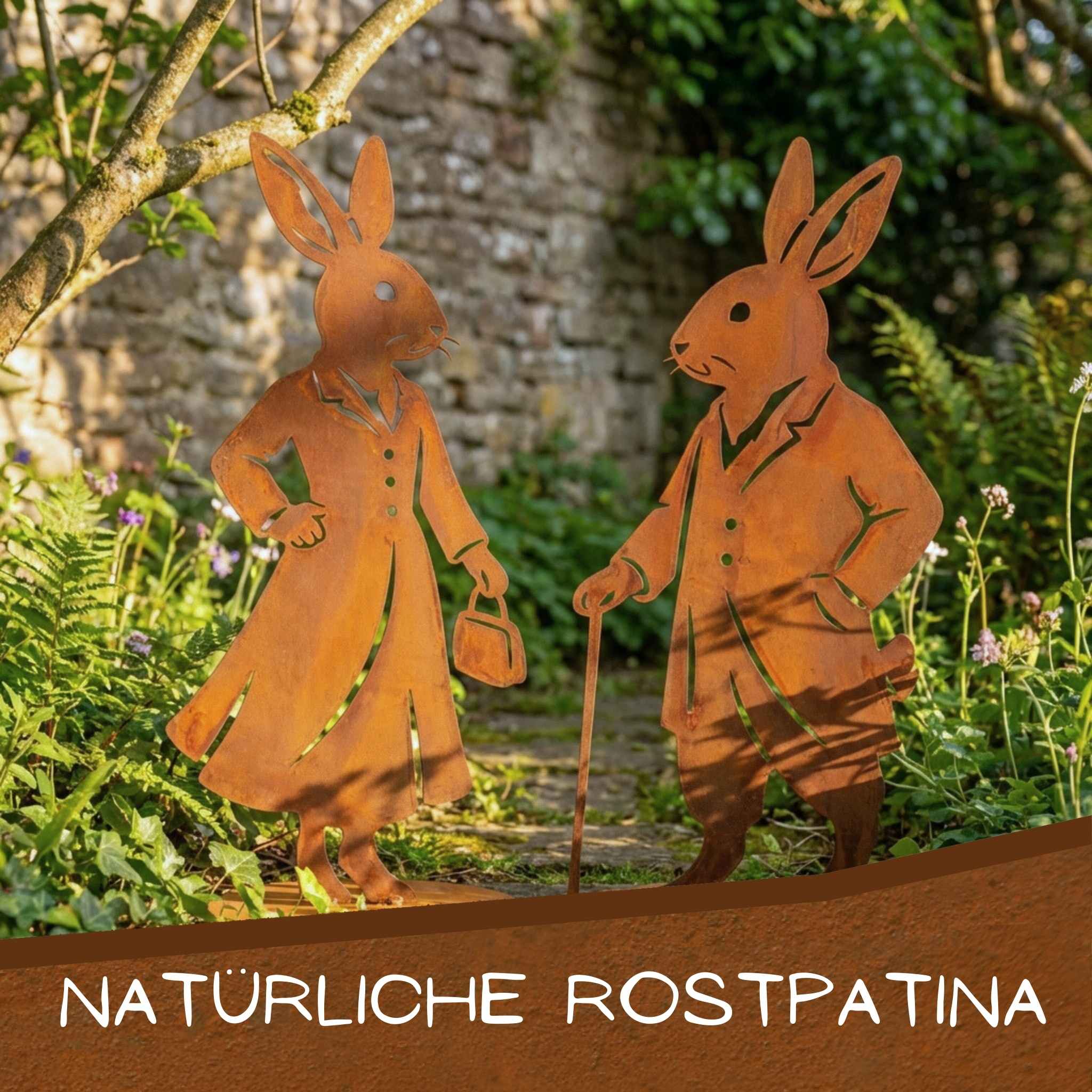 Osterdeko Hasenpaar aus Edelrost im Garten – Sir Hopps & Lady Leaf mit natürlicher Rostpatina zwischen Blumen
