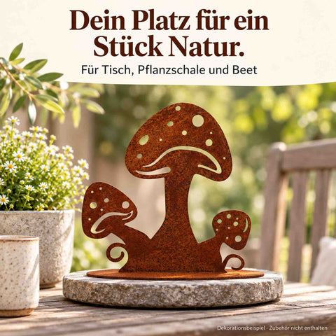 Schwammerl Deko aus Metall auf dem Gartentisch – Pilz Herbstdeko fertig gerostet