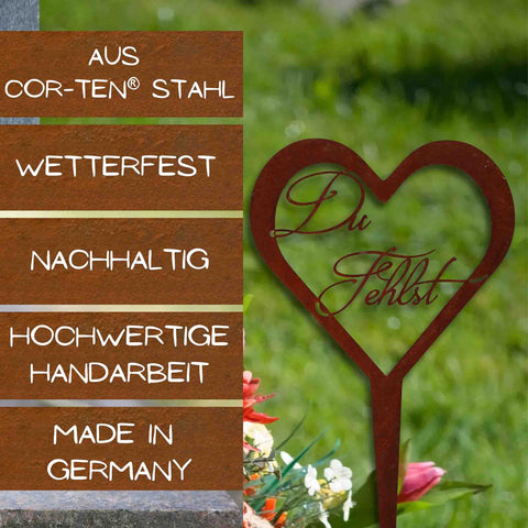 Rostiges Herz aus Metall mit Schriftzug Du Fehlst – edler Grabschmuck für Friedhof und Garten.