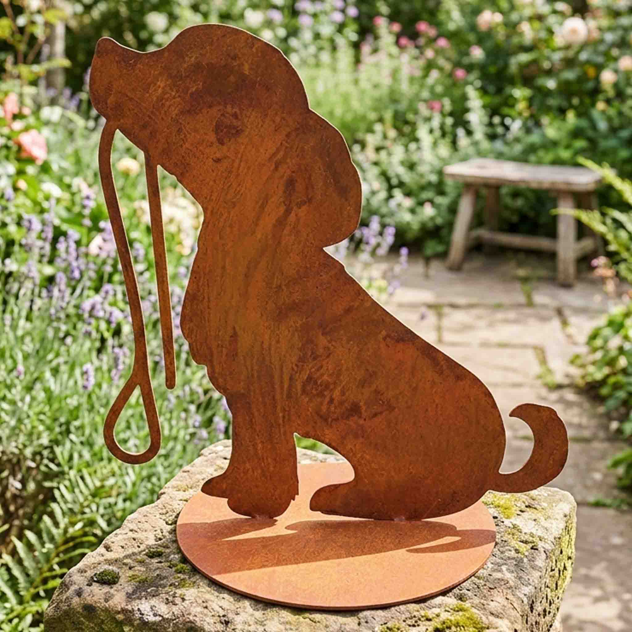 Rost Hund Figur „Emi“ auf runder Bodenplatte – Edelrost Dekofigur mit Hundeleine für den Garten.