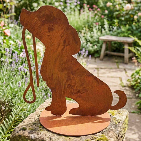 Rost Hund Figur „Emi“ auf runder Bodenplatte – Edelrost Dekofigur mit Hundeleine für den Garten.