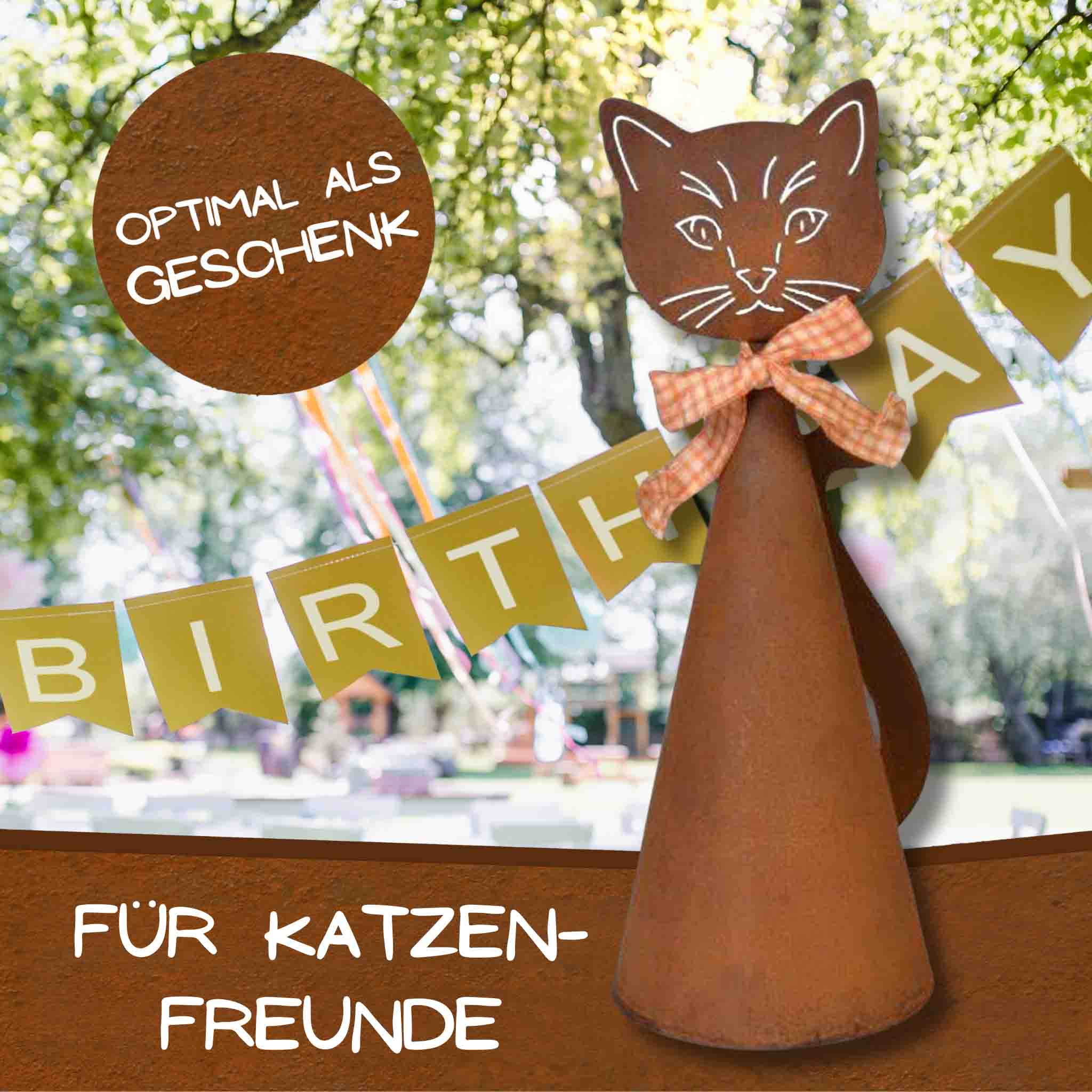 Edelrost Zaunhocker in Katzenform mit Schleife, präsentiert als Geschenkidee für Katzenfreunde, dekorativ auf einer Geburtstagsparty mit 'Birthday'-Girlande im Hintergrund