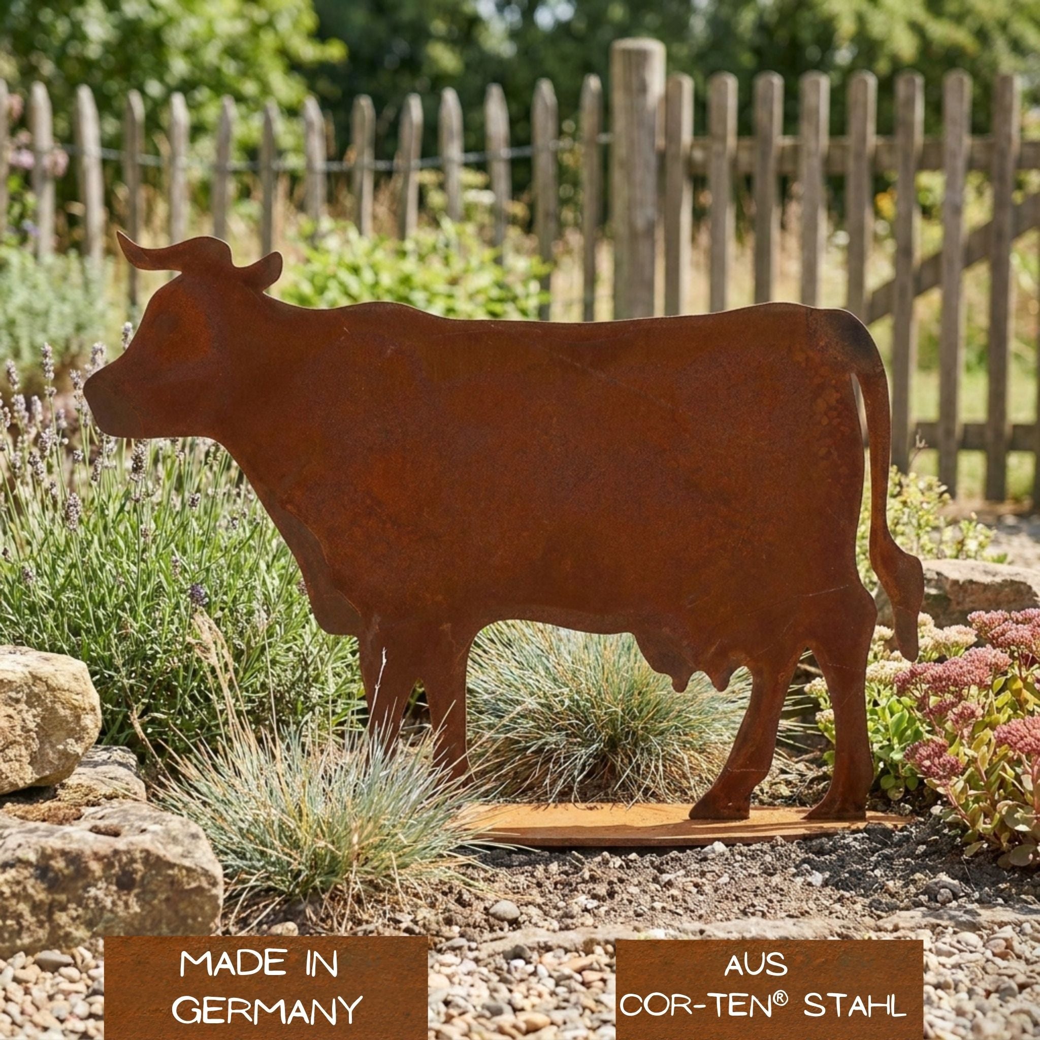 Edelrost-Kuh aus COR-TEN® Stahl im Steingarten zwischen Lavendel – Made in Germany Gartendeko