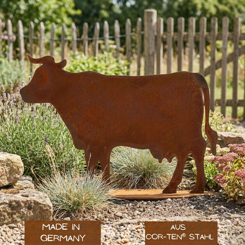 Edelrost-Kuh aus COR-TEN® Stahl im Steingarten zwischen Lavendel – Made in Germany Gartendeko
