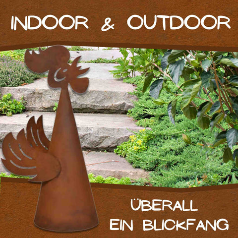 Metall-Rostdeko in Hahnform, handgefertigt in Edelrost-Optik, platziert in einem grünen Garten mit Steinstufen, ideal für Indoor und Outdoor.