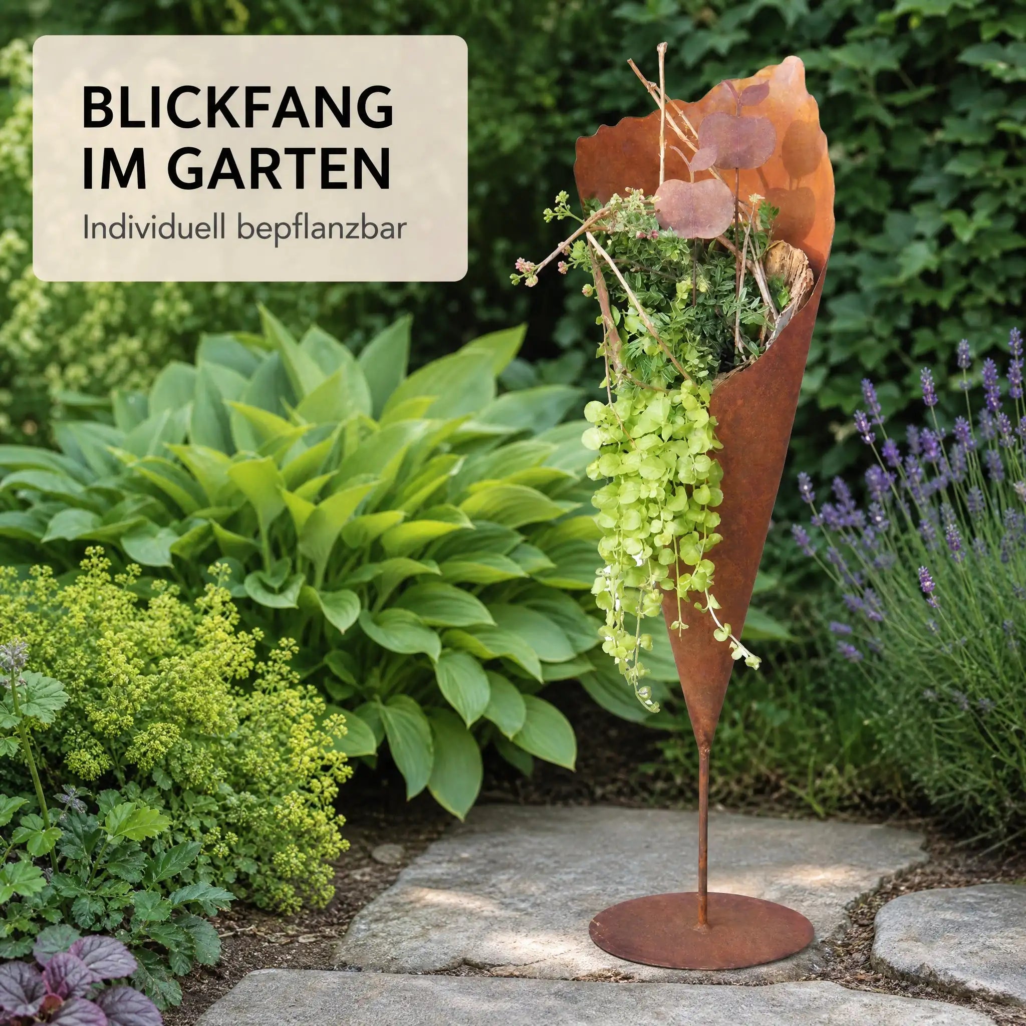 Bepflanzte Edelrost Pflanztüte auf Stab als Blickfang im Garten zwischen Stauden und Lavendel