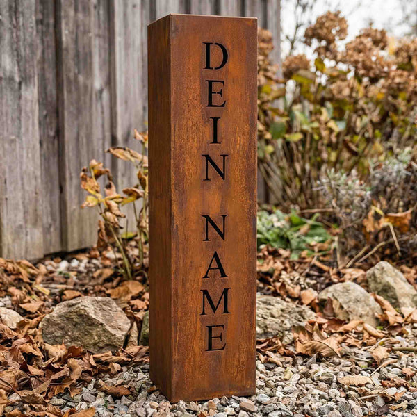 Personalisierte Cortenstahl Säule mit eigenem Namen