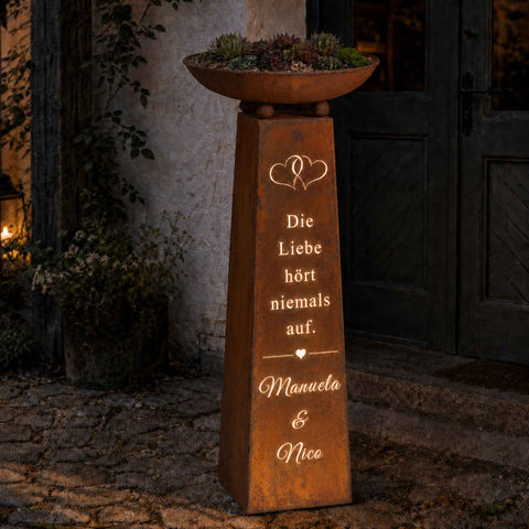 Edelrost Hochzeitssäule „Die Liebe hört niemals auf" – Cortenstahl Säule mit Pflanzschale