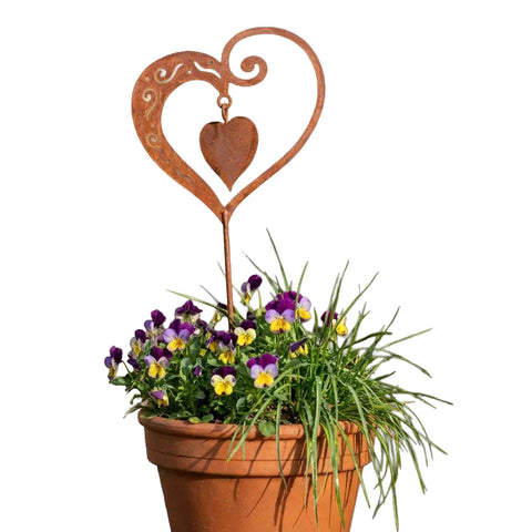 Edelrost Herz als Gartenstecker mit beweglichem Innenherz im Terracotta-Topf mit Hornveilchen - handgefertigte Gartendeko aus Cortenstahl von Rostikal
