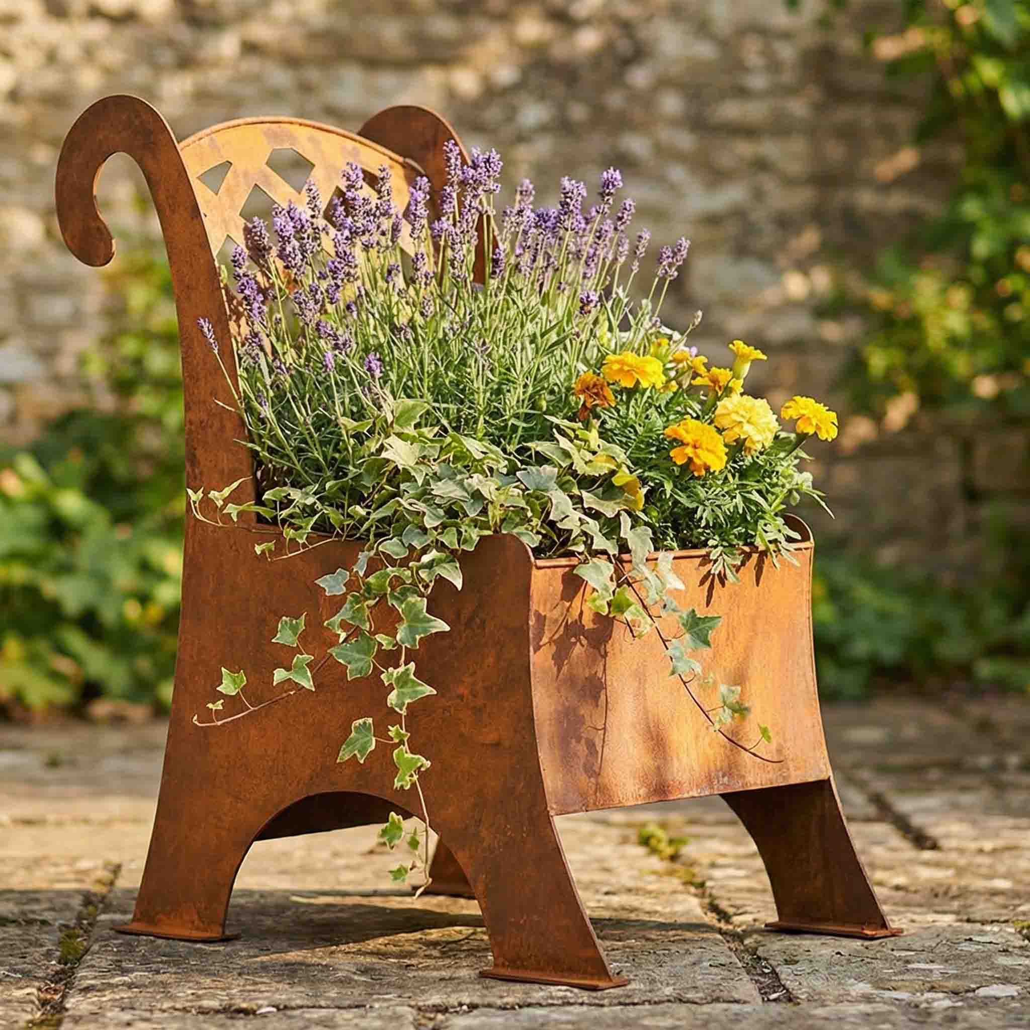 Deko Stuhl für den Garten bepflanzt mit Lavendel, Studentenblumen und Efeu – Pflanzkasten aus Cortenstahl, fertig gerostet.