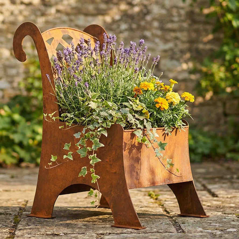 Deko Stuhl für den Garten bepflanzt mit Lavendel, Studentenblumen und Efeu – Pflanzkasten aus Cortenstahl, fertig gerostet.