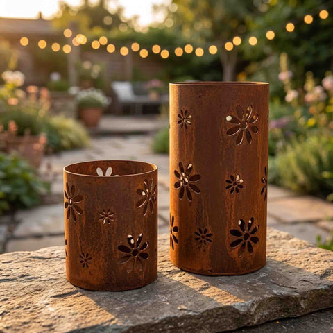 Edelrost Windlicht aus Cortenstahl mit Blumenmotiv bei abendlicher Lichterketten-Stimmung