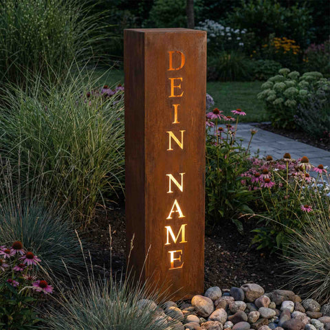 Edelrost Namenssäule aus Cortenstahl mit beleuchtetem Schriftzug im Garten, moderne Gartendeko für Hauseingang und Vorgarten