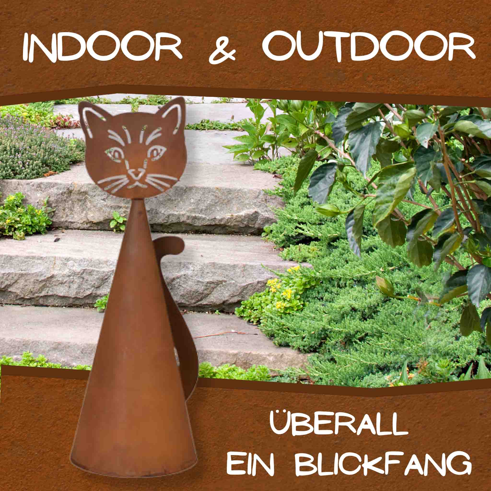 Edelrost Zaunfigur in Katzenform, geeignet für Indoor und Outdoor, platziert in einem Garten mit Pflanzen und Steinstufen, ein dekorativer Blickfang.