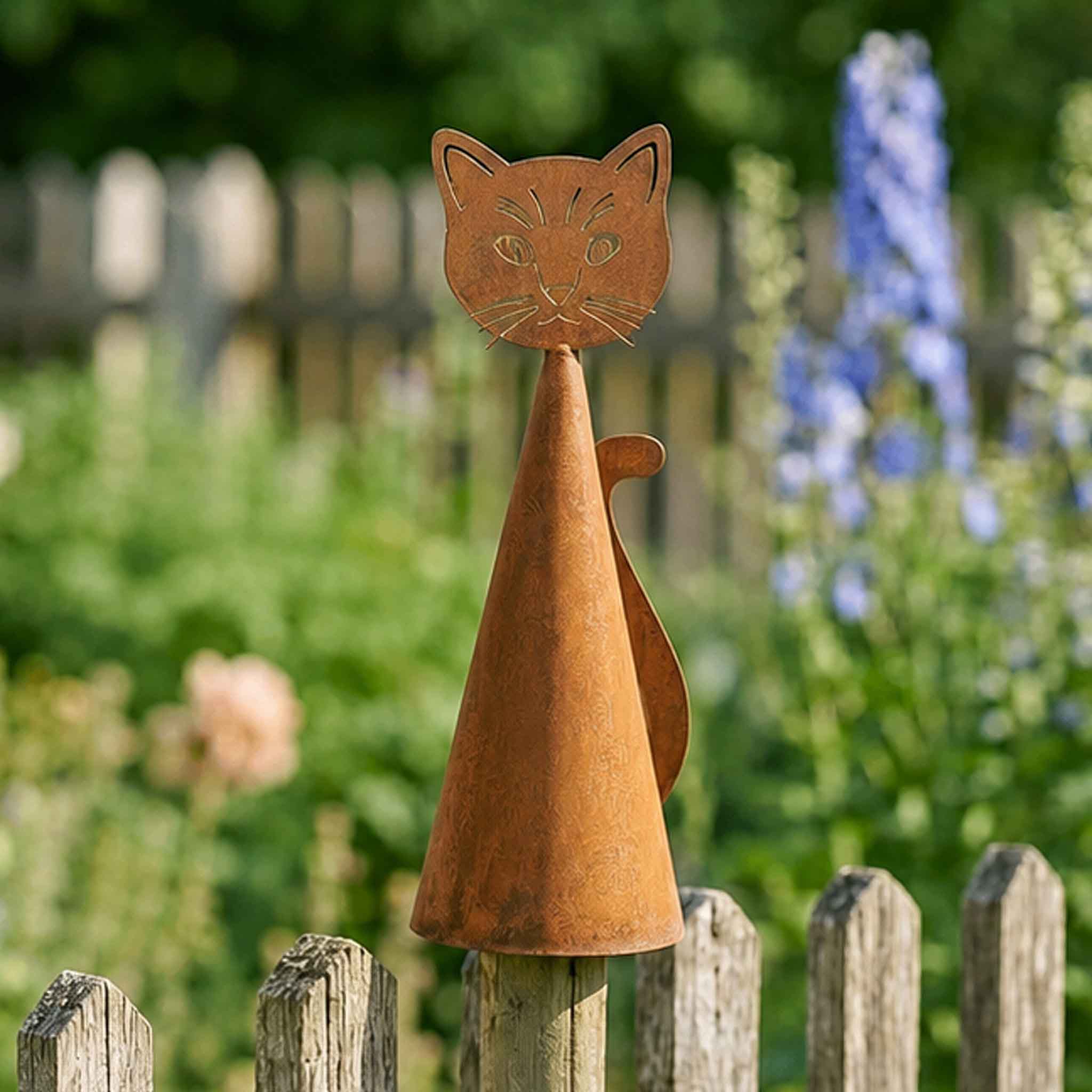 Rost Katze als Pfostenhocker auf dem Zaunpfahl – von Hand gerostete Kegel-Katze aus der Manufaktur.