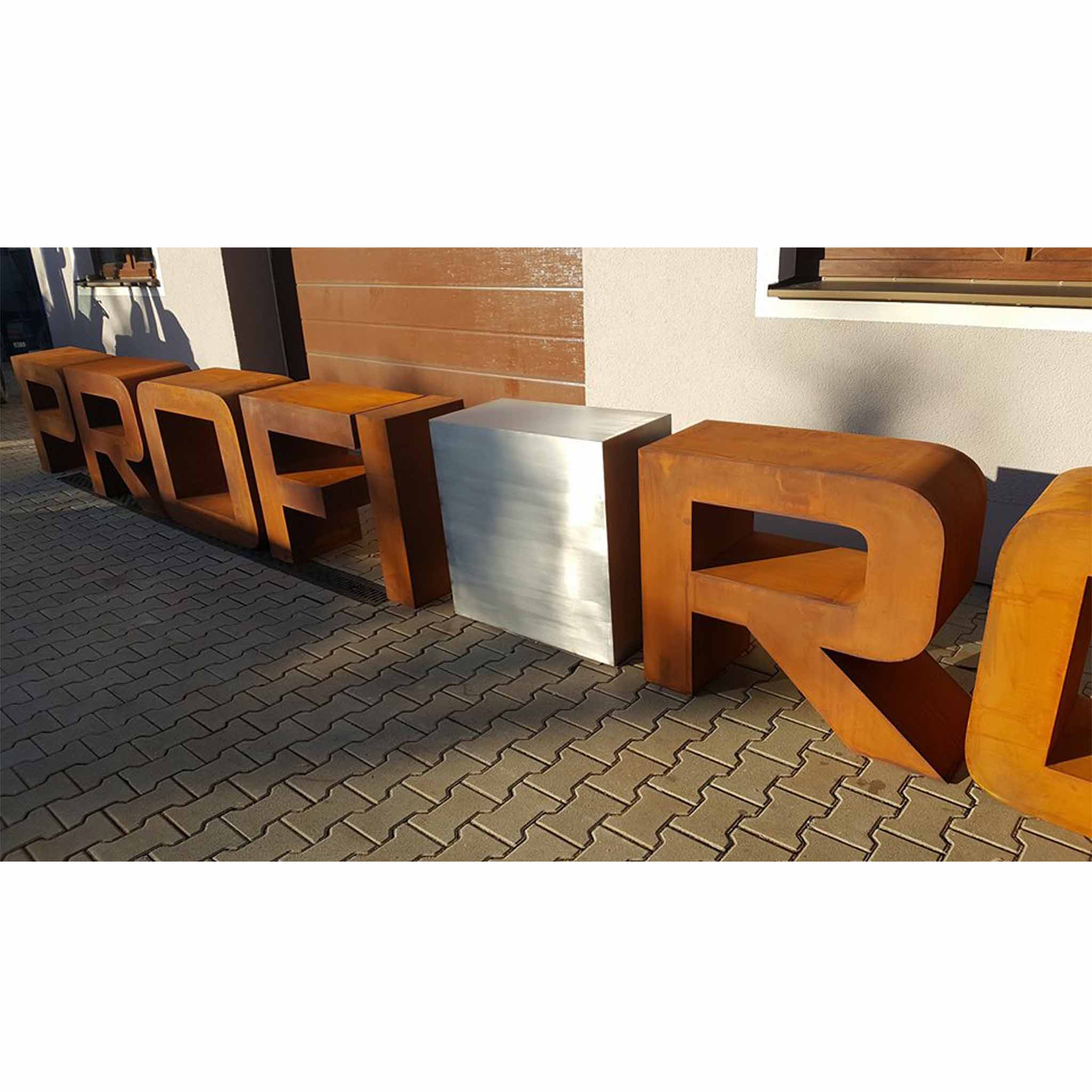 3D letters in metalen roest