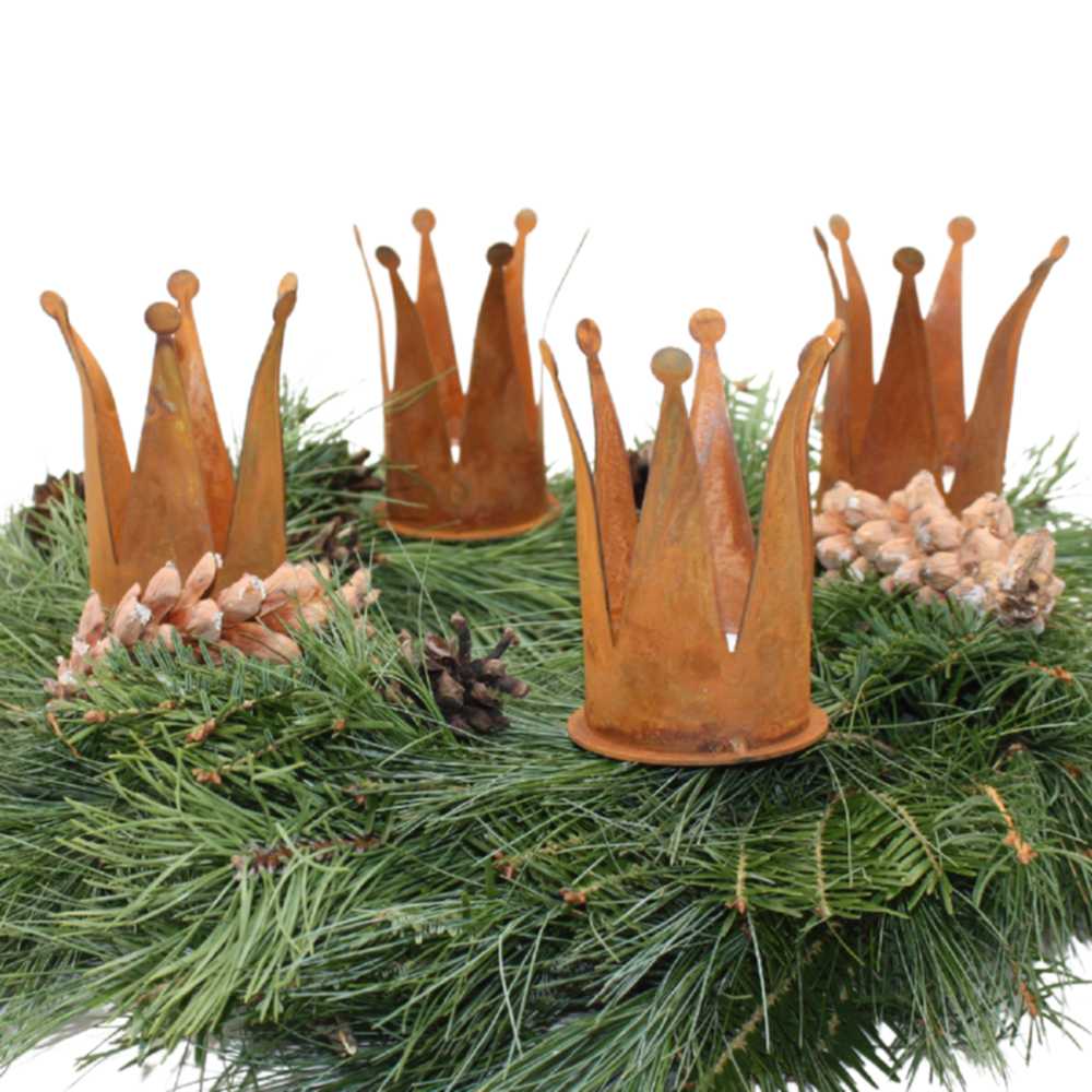 Vier handgefertigte Teelichthalter aus rostigem Metall in Kronen Form als perfekte Ergänzung für Adventskranz zur Weihnachtszeit.