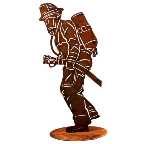 Einzigartige Edelrost Metall Deko als Feuerwehrmann Skulptur auf Bodenplatte. Wetterbeständige Außendekoration mit rustikalem Charme