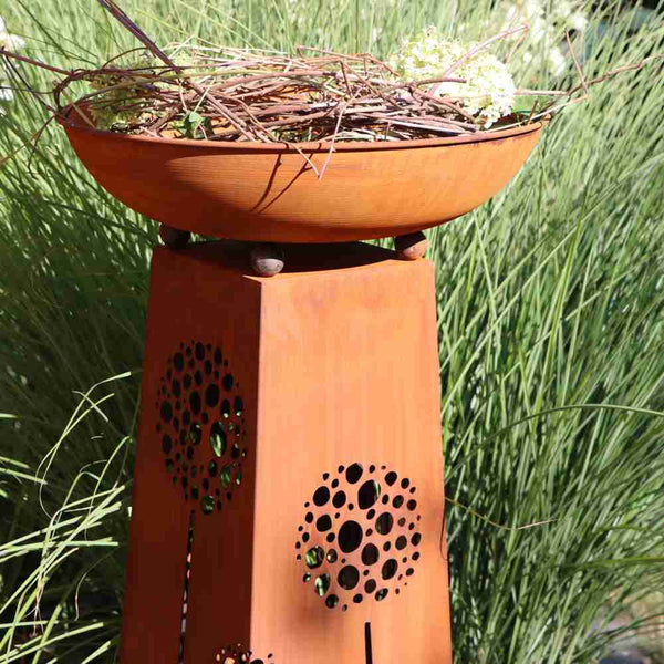 Rost Pflanzsäule mit Pusteblume im Garten