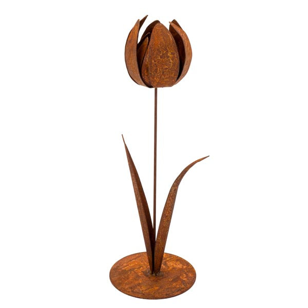 Metall Tulpe als handgefertigte Dekoration mit rostiger Patina, die als Frühlingsdeko im Garten oder auf der Terrasse dient.