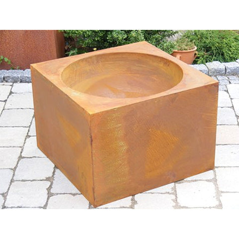 Rostige Pflanzkübel aus Metall – wetterfest und langlebig für den Außenbereich