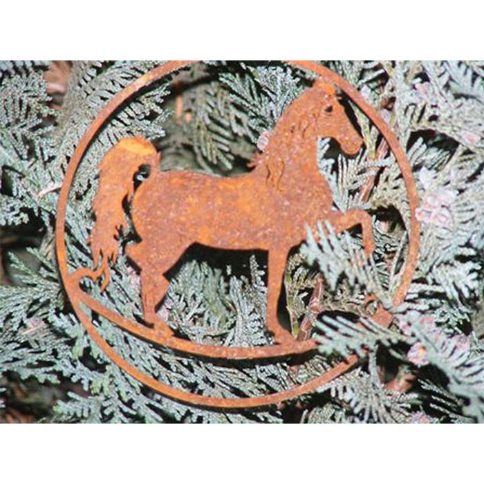 Hängendes Edelrost-Pferd für weihnachtliche Dekoration - rustikaler Metallanhänger für Haus und Garten.