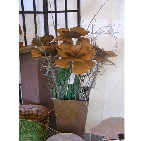Rostige Garten-Dekoration - die Edelrost Blume sorgt für eine stilvolle Atmosphäre.