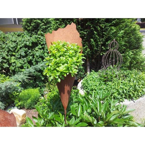 Edelrost Pflanztüte zum Stecken als Gartenstecker im rustikalen Vintage Stil mit wetterfester Langlebigkeit und handgefertigtem Charme.